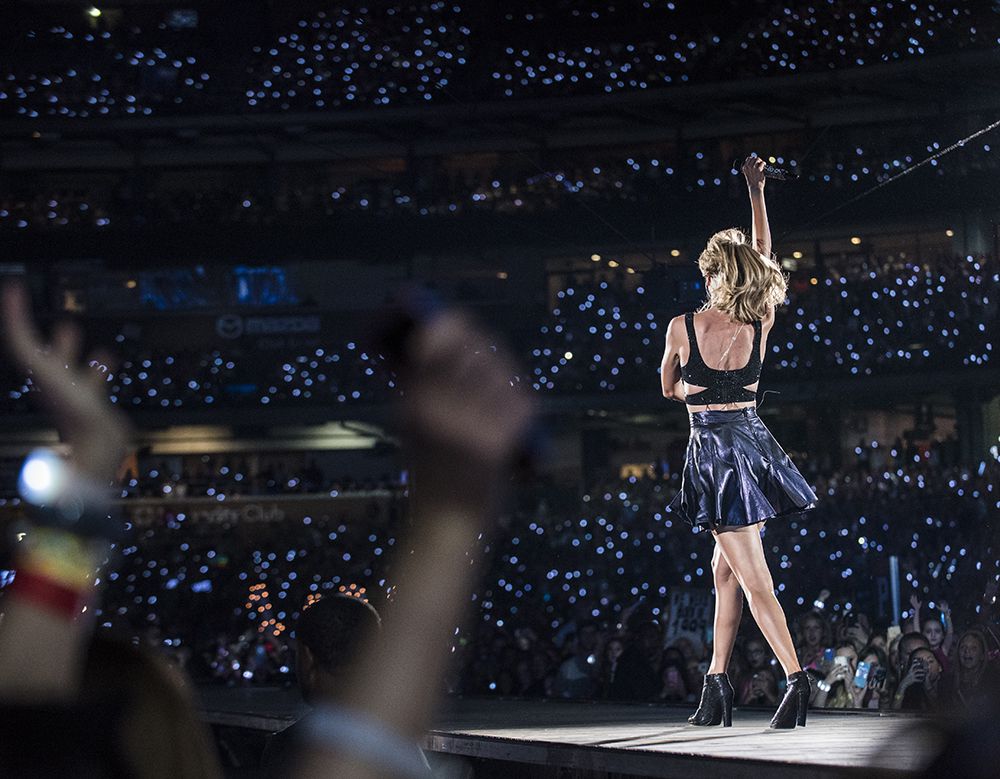 16 dh taylorswift minutemaidpark 090915 0211 Look What We Made Taylor Swift Do